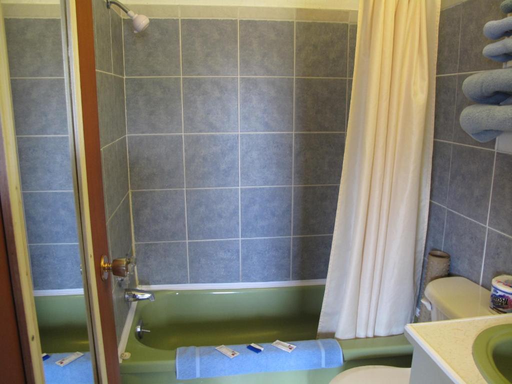 Blue Mountain Motel Pincher Creek Δωμάτιο φωτογραφία