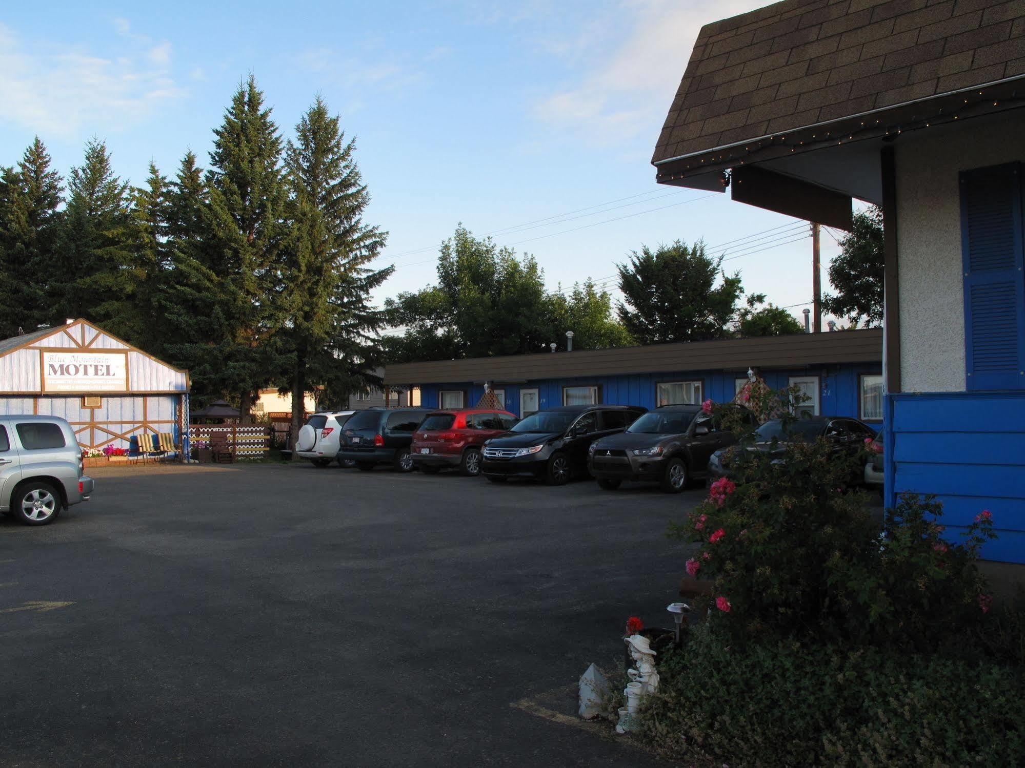 Blue Mountain Motel Pincher Creek Εξωτερικό φωτογραφία