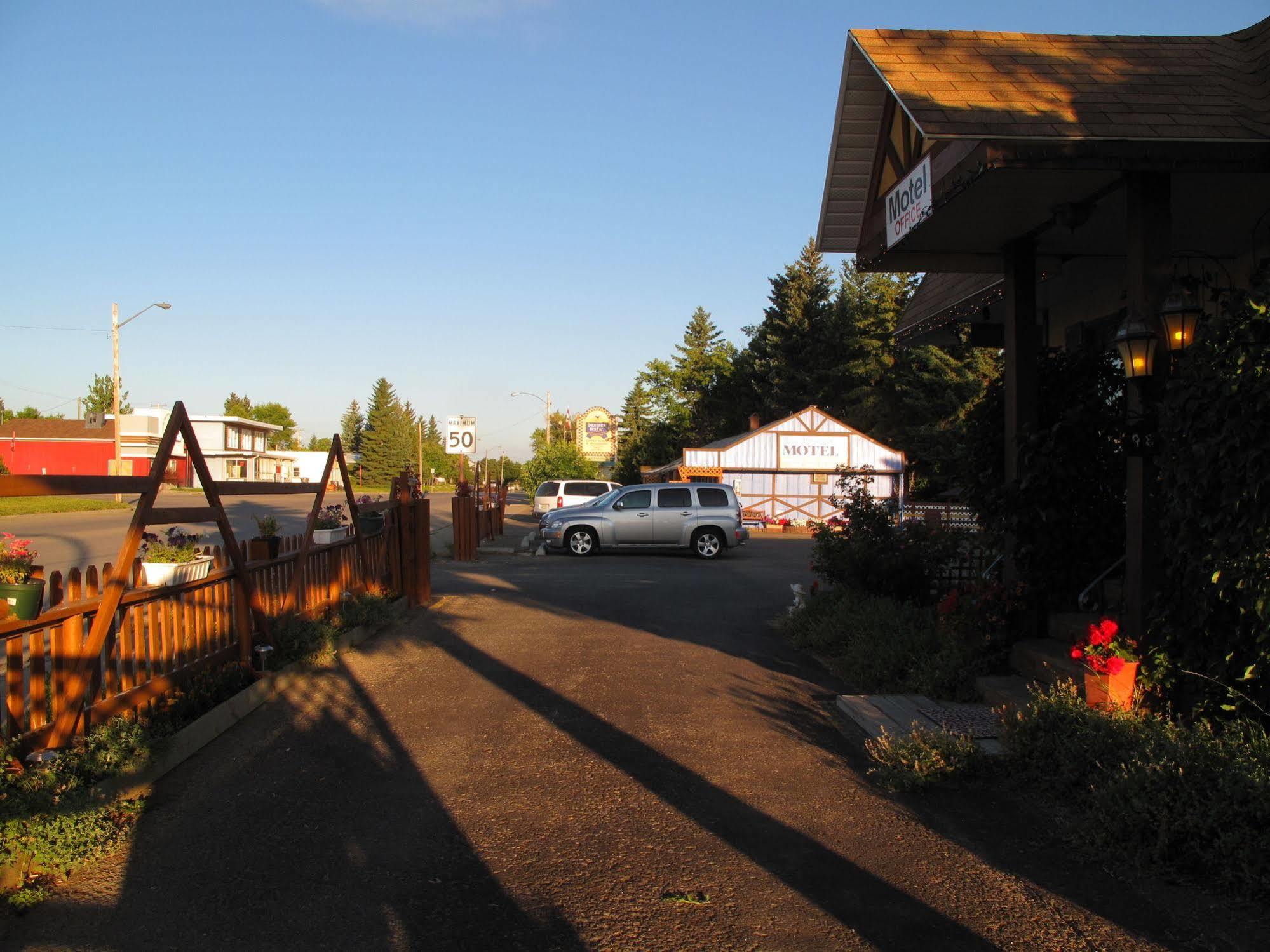 Blue Mountain Motel Pincher Creek Εξωτερικό φωτογραφία